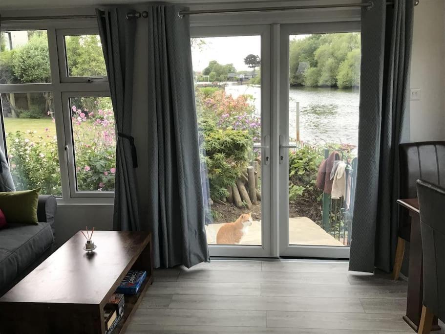 River Retreat- Near Holloway U, Thorpe Park And Heathrow Airport Apartment Екстериор снимка