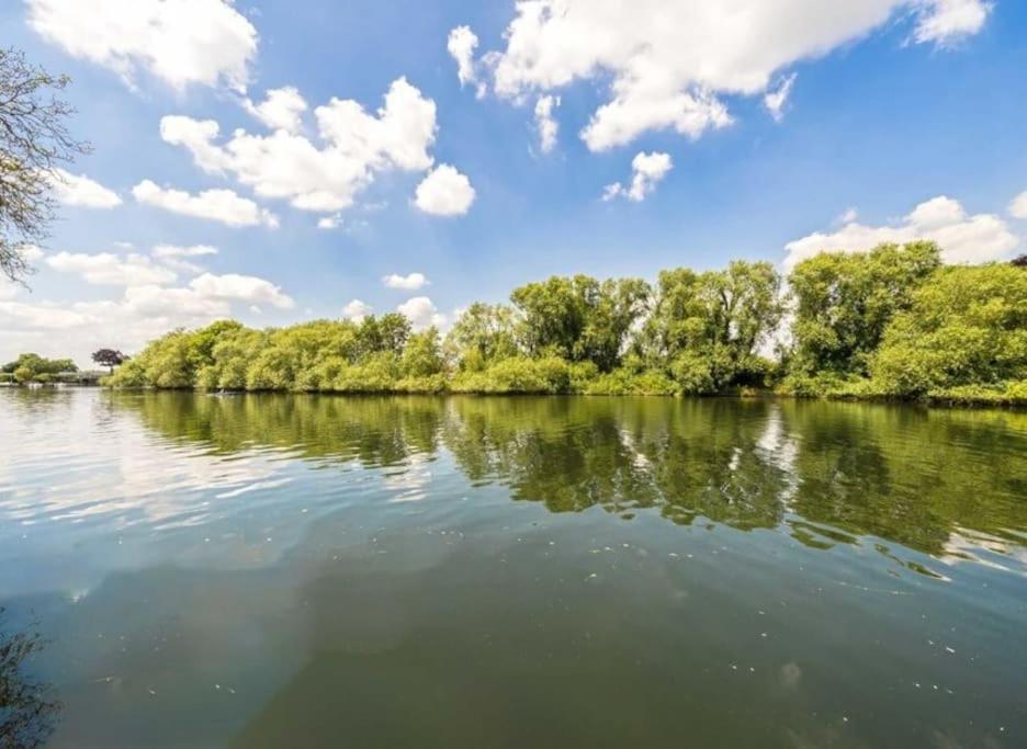 River Retreat- Near Holloway U, Thorpe Park And Heathrow Airport Apartment Екстериор снимка