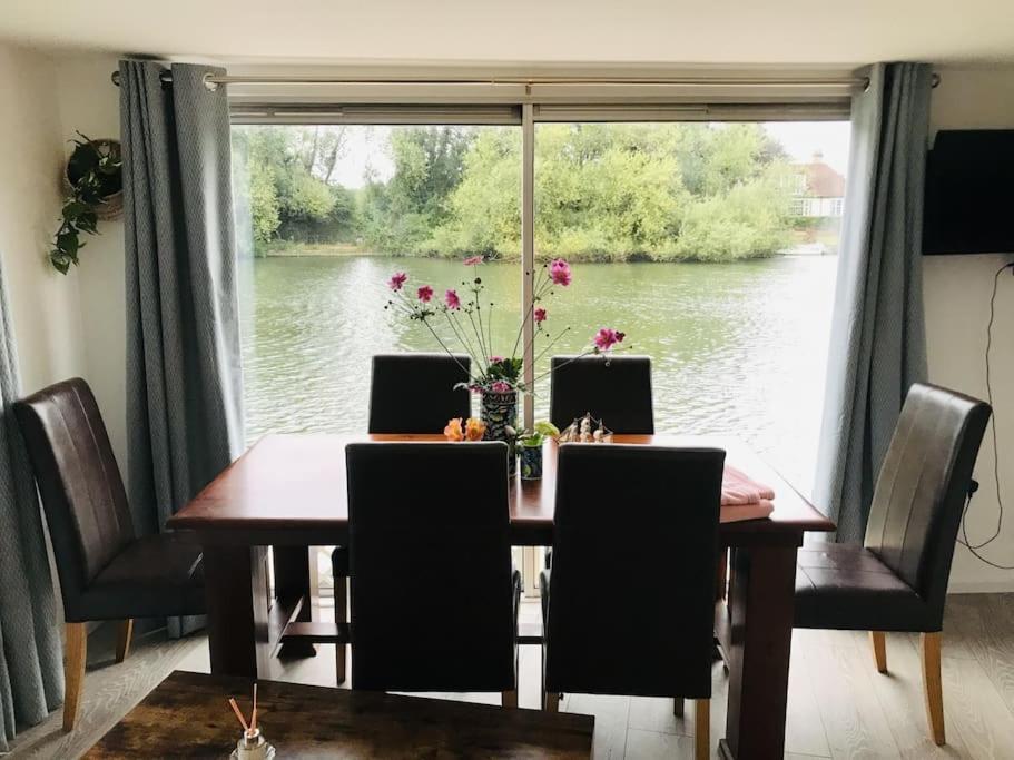 River Retreat- Near Holloway U, Thorpe Park And Heathrow Airport Apartment Екстериор снимка